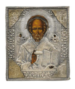 Icona di San Nicola di Mira adornata da una riza in argento, che aggiunge una dimensione di reverenza e magnificenza all'immagine sacra del santo protettore. La riza in argento, lavorata finemente, circonda San Nicola, simboleggiando il suo ruolo come guida spirituale e protettore dei fedeli.