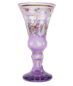 Tipetto in vetro di Murano, splendidamente lavorato con tonalità di viola e adornato con motivi intricati, riflette l'abilità e la creatività dei maestri vetrai. Questo pezzo decorativo non solo è un complemento perfetto per qualsiasi collezione d'arte ma serve anche come elegante accessorio decorativo.