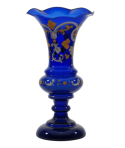 Tipetto in vetro di Murano, meticulosamente soffiato e decorato con intricati dettagli in blu. Questo vaso non solo è un'espressione di maestria artigianale, ma anche un pezzo accattivante che attira lo sguardo, perfetto per impreziosire e vivacizzare ogni spazio.