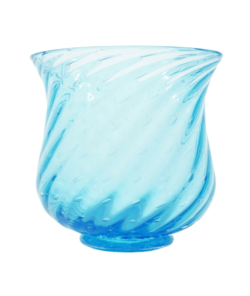 Vaso in vetro di Murano dal delicato colore azzurro, che ricorda le tonalità serene del cielo e del mare. Perfetto come elemento decorativo, questo vaso aggiunge un tocco di tranquillità e eleganza, illuminando e raffinando lo spazio circostante con la sua semplice ma affascinante bellezza.