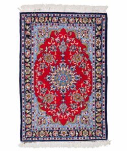 Tappeto Esfahan con trama di seta, caratterizzato da un design ricco e colori vibranti che esaltano ogni dettaglio. Perfetto per elevare il decor di qualsiasi stanza, questo tappeto rappresenta il culmine dell'arte tessile persiana, combinando bellezza e lusso.