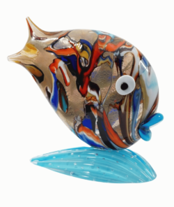 Pesce in vetro di Murano, soffiato a mano e rifinito con colori brillanti che catturano l'essenza del mondo sottomarino. Quest'opera d'arte non solo decora lo spazio con un tocco di colore e creatività, ma dimostra anche l'eccezionale abilità degli artigiani vetrai di Murano.