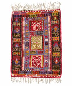 Kilim Ayden, un tappeto dal design vivace con schemi geometrici che risaltano grazie a una palette di colori brillanti. Perfetto per chi cerca un elemento decorativo che sia allo stesso tempo funzionale e di grande impatto visivo, questo Kilim è una testimonianza dell'abilità artigianale nella tessitura.