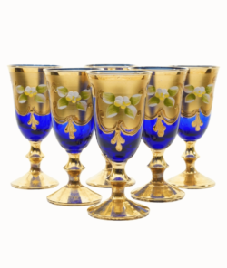 Set di sei bicchieri in vetro di Murano, ciascuno sfumato in un elegante blu con rifiniture in oro, mostrando la maestria artigianale italiana. Perfetti per occasioni speciali o come regalo di lusso, questi bicchieri portano lo splendore di Murano direttamente alla tua tavola.